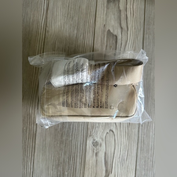 NWT Lululemon everywhere belt bag. - Picture 9 of 9